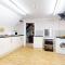 4 Bed Apartment- With Cosy Pub - Food/Drink 10%off