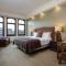 Expansive Luxury Condo - Downtown - Resort 10-Min - ستيمبوت سبرينغز