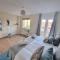 Stylish Spacious 4 Bed Townhouse near station with Parking & High Speed WiFi - Rugby