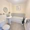 Stylish Spacious 4 Bed Townhouse near station with Parking & High Speed WiFi - Rugby
