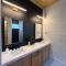 The Bridge of Wonders, Lux 5BR Creek Front with Gameroom - 斯蒂芬斯穴窟