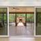 The Bridge of Wonders, Lux 5BR Creek Front with Gameroom - 斯蒂芬斯穴窟