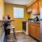 8 Large Apartments with 12 Bedrooms and Parking and WIFI - بيتسبرغ