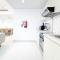 Luxurious 1BR Apt with Balcony in Production City - Dubaj