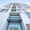 Luxurious 1BR Apt with Balcony in Production City - Dubaj