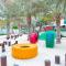 Luxurious 1BR Apt with Balcony in Production City - Dubaj