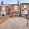 HILLTOP PLACE SUITES 5 beds for CONTRACTORS and FAMILIES near MEADOWHALL with FREE PRIVATE PARKING