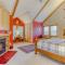 Lazy Bear Lodge · Spacious 6BR Lodge with Chefs Kitchen, Hot Tub, Golf Views and more