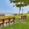 Walk to Beaches Sunny East Haven Home with Grill - 西黑文