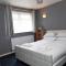 3 bed home sleeps 8 people located 1 min from train stop - Otley Terrace