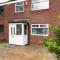 3 bed home sleeps 8 people located 1 min from train stop - Otley Terrace - Oldham