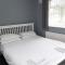 3 bed home sleeps 8 people located 1 min from train stop - Otley Terrace - Oldham