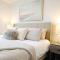 Modern Retreat With 4 King Beds, Airport, Disney+