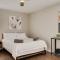 Elegant 5BR 2,5BA Holiday Home with Pool, Jacuzzi, BBQ, and Cinema Room