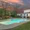 Elegant 5BR 2,5BA Holiday Home with Pool, Jacuzzi, BBQ, and Cinema Room