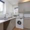 7BR, 7 En-suite, Free Parking, WiFi , Sleeps 14 - Coventry