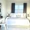 Kick back and relax in this calm, stylish space - Сент-Джеймс