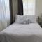 Kick back and relax in this calm, stylish space - Сент-Джеймс