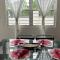 Kick back and relax in this calm, stylish space - Сент-Джеймс