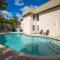 The Village Breeze 6BR with heated Pool, near Beach, 250ft to Siesta Key Village! - 西耶斯塔岛