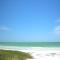 The Village Breeze 6BR with heated Pool, near Beach, 250ft to Siesta Key Village! - 西耶斯塔岛