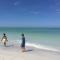 Newly Remodeled Apt! Key-West Victorian with beach access, to Siesta Key Beach! - Siesta Key