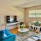 Chic Home with Expansive Backyard- duplex back unit - Сан-Матео