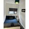 Enjoy a spacious lounge with a cozy sofa bed and a private ensuite bedroom - 温斯伯里