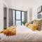 Queens Place Classy Lvl 69 Apt w Skyline Views