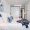 Queens Place Classy Lvl 69 Apt w Skyline Views