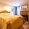 Private Tavern, Hot Tub, 8-Fireplaces, Spa Baths, Fire Pit, Baths Ensuite - Shop or Ski! - Landgrove Town Center