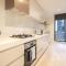 Central Melbourne 1br1ba Apt With Balcony