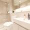 Central Melbourne 1br1ba Apt With Balcony