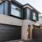 Stylish 4BR Family Townhouse with Private Courtyard - Box Hill