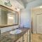 Spacious Seabrook Home with Patio 1 Mi to Beach! - سيبروك