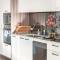 Perfect Location APT w Roof Top Pool GYM