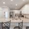 Emerald Escape, Luxury Waterfront Condo with pool - 奥沙克湖