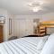 Emerald Escape, Luxury Waterfront Condo with pool - 奥沙克湖