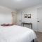 Livingston Way I Sleep 6 I Netflix I Kitchen I TV