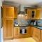 Elegant Townhouse steps from historic Birr Castle - 比尔