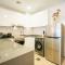 Elegant 1BR Retreat with Rooftop Pool in JVC - Dubaj