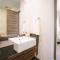 Elegant 1BR Retreat with Rooftop Pool in JVC - Dubaj