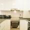 Elegant 1BR Retreat with Rooftop Pool in JVC - Dubaj