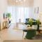 Elegant 1BR Retreat with Rooftop Pool in JVC - Dubaj