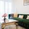 Elegant 1BR Retreat with Rooftop Pool in JVC - Dubaj