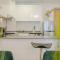 Elegant 1BR Retreat with Rooftop Pool in JVC - Dubaj