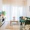 Elegant 1BR Retreat with Rooftop Pool in JVC - Dubaj