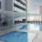 Elegant 1BR Retreat with Rooftop Pool in JVC - Dubaj