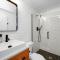Family-Friendly Luxe Home with Sauna - mins to UO