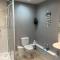 2 Bedroom FREE Parking by Concert Square sleeps 8